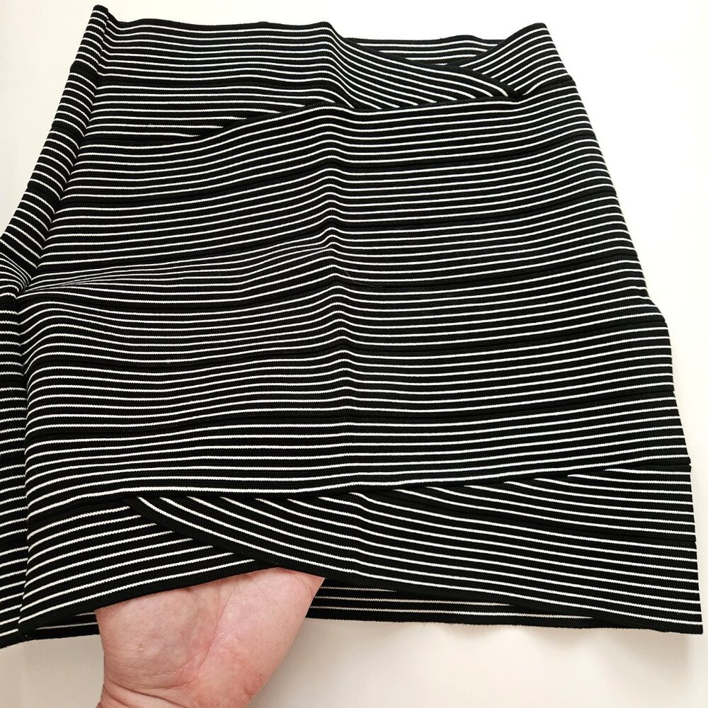 🦓BCBGMaxAzria Asymmetrical Black & White Stripe Bandage Mini Skirt - Picture 3 of 7